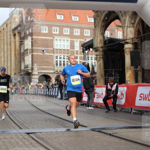 05.10.2025 - 20. swb-Marathon Bremen Yannick Fuchs http://msf.ph/oto/9243722 05.10.2025 10:42:03 Ziel 9884, 10104, 10155, 10691, 10880, 11581, 11710 meine-sportfotos.de