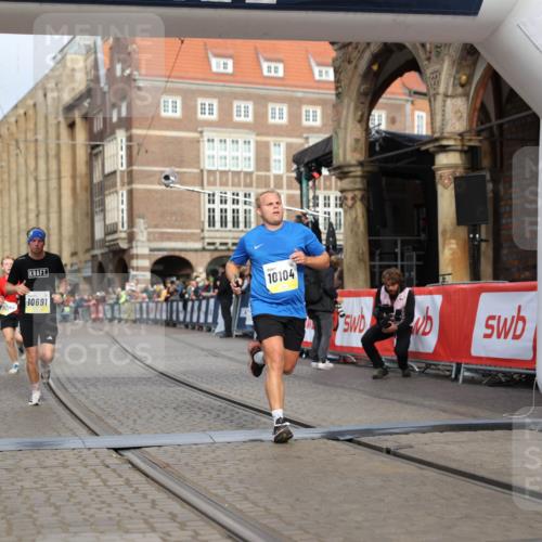 05.10.2025 - 20. swb-Marathon Bremen Yannick Fuchs http://msf.ph/oto/9243731 05.10.2025 10:42:03 Ziel 9884, 10104, 10155, 10691, 10880, 11581, 11710 meine-sportfotos.de