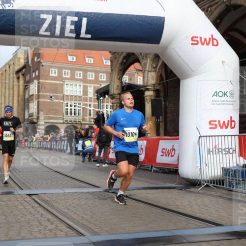 05.10.2025 - 20. swb-Marathon Bremen Yannick Fuchs http://msf.ph/oto/9243763 05.10.2025 10:42:04 Ziel 9884, 10104, 10155, 10691, 10880, 11581, 11710 meine-sportfotos.de