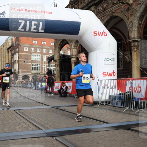 05.10.2025 - 20. swb-Marathon Bremen Yannick Fuchs http://msf.ph/oto/9243816 05.10.2025 10:42:04 Ziel 9884, 10104, 10155, 10691, 10880, 11581, 11710 meine-sportfotos.de