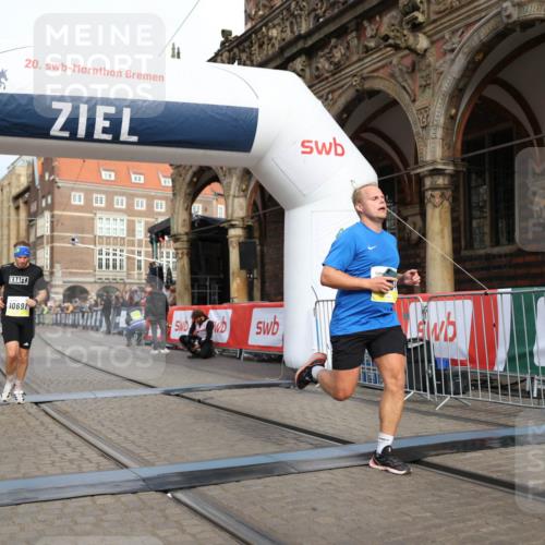 05.10.2025 - 20. swb-Marathon Bremen Yannick Fuchs http://msf.ph/oto/9243860 05.10.2025 10:42:05 Ziel 9884, 10104, 10155, 10691, 10880, 11581, 11710 meine-sportfotos.de