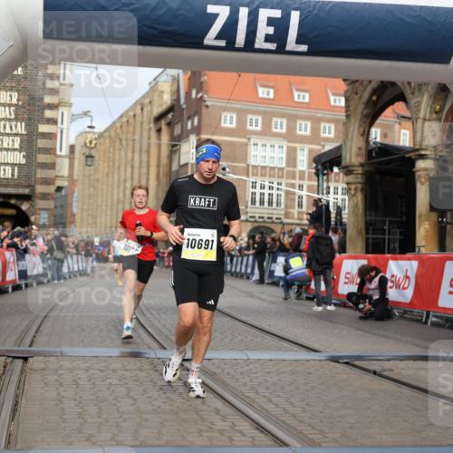 05.10.2025 - 20. swb-Marathon Bremen Yannick Fuchs http://msf.ph/oto/9243949 05.10.2025 10:42:05 Ziel 9884, 10104, 10155, 10691, 10880, 11581, 11710 meine-sportfotos.de