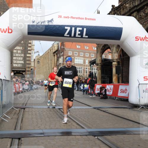 05.10.2025 - 20. swb-Marathon Bremen Yannick Fuchs http://msf.ph/oto/9243970 05.10.2025 10:42:06 Ziel 9884, 10104, 10155, 10691, 11581, 11710 meine-sportfotos.de