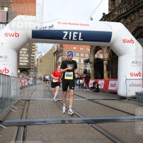 05.10.2025 - 20. swb-Marathon Bremen Yannick Fuchs http://msf.ph/oto/9243981 05.10.2025 10:42:06 Ziel 9884, 10104, 10155, 10691, 11581, 11710 meine-sportfotos.de
