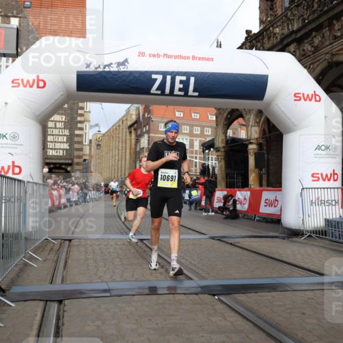05.10.2025 - 20. swb-Marathon Bremen Yannick Fuchs http://msf.ph/oto/9243993 05.10.2025 10:42:06 Ziel 9884, 10104, 10155, 10691, 11581, 11710 meine-sportfotos.de