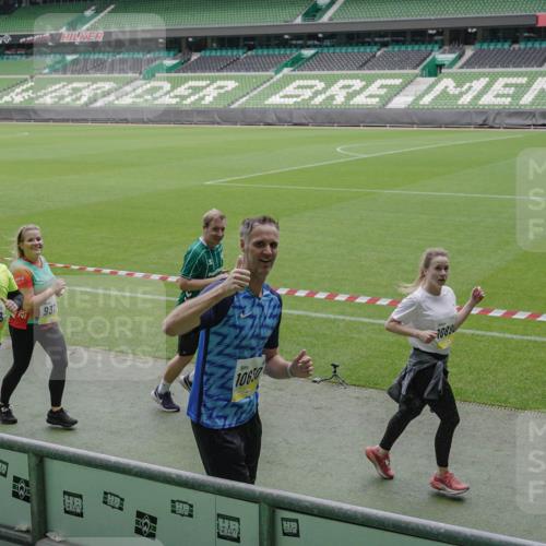 05.10.2025 - 20. swb-Marathon Bremen Michael Burmester http://msf.ph/oto/9244002 05.10.2025 10:36:23 Laufen im Stadion 7123, 7177, 7178, 7908, 8585, 9005, 9173, 9174, 9215, 9231, 9271, 9272, 9278, 9294, 9327, 9330, 9346, 9349, 9370, 9371, 9378, 9389, 9443, 9450, 9451, 9454, 9462, 9516, 9518, 9542, 9568, 9593, 9608, 9609, 9611, 9613, 9634, 9635, 9686, 9737, 9747, 9827, 9880, 9904, 9954, 9977, 9991, 10006, 10030, 10063, 10079, 10093, 10127, 10138, 10139, 10143, 10182, 10209, 10219, 10228, 10250, 10293, 10311, 10324, 10336, 10357, 10367, 10391, 10406, 10558, 10560, 10656, 10809, 10901 meine-sportfotos.de