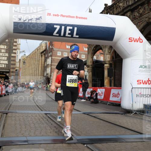 05.10.2025 - 20. swb-Marathon Bremen Yannick Fuchs http://msf.ph/oto/9244019 05.10.2025 10:42:06 Ziel 9884, 10104, 10155, 10691, 11581, 11710 meine-sportfotos.de