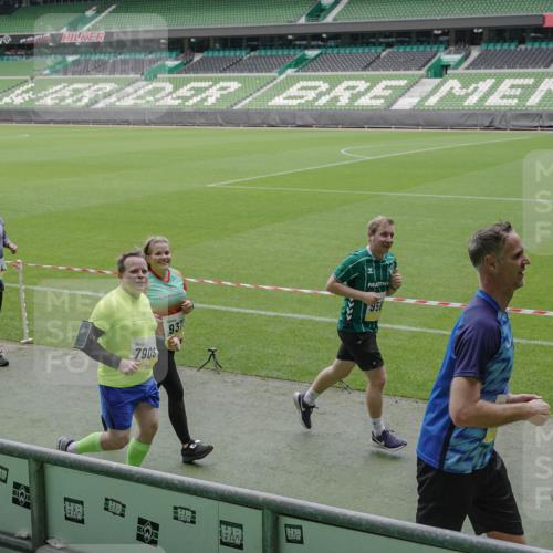 05.10.2025 - 20. swb-Marathon Bremen Michael Burmester http://msf.ph/oto/9244023 05.10.2025 10:36:23 Laufen im Stadion 7123, 7177, 7178, 7908, 8585, 9005, 9173, 9174, 9215, 9231, 9271, 9272, 9278, 9294, 9327, 9330, 9346, 9349, 9370, 9371, 9378, 9389, 9443, 9450, 9451, 9454, 9462, 9516, 9518, 9542, 9568, 9593, 9608, 9609, 9611, 9613, 9634, 9635, 9686, 9737, 9747, 9827, 9880, 9904, 9954, 9977, 9991, 10006, 10030, 10063, 10079, 10093, 10127, 10138, 10139, 10143, 10182, 10209, 10219, 10228, 10250, 10293, 10311, 10324, 10336, 10357, 10367, 10391, 10406, 10558, 10560, 10656, 10809, 10901 meine-sportfotos.de