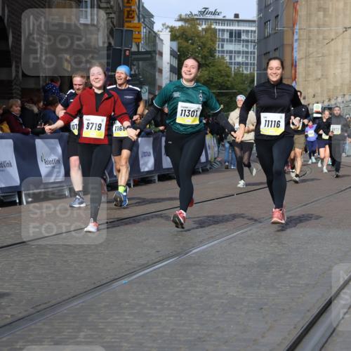 05.10.2025 - 20. swb-Marathon Bremen Strokosch-Dieckow http://msf.ph/oto/9244048 05.10.2025 10:57:57 Ziel 9221, 9568, 9719, 9872, 10577, 10651, 10703, 10793, 11116, 11301, 11469, 11601, 11663 meine-sportfotos.de