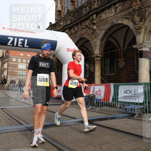 05.10.2025 - 20. swb-Marathon Bremen Yannick Fuchs http://msf.ph/oto/9244074 05.10.2025 10:42:07 Ziel 9849, 9884, 10104, 10155, 10691 meine-sportfotos.de