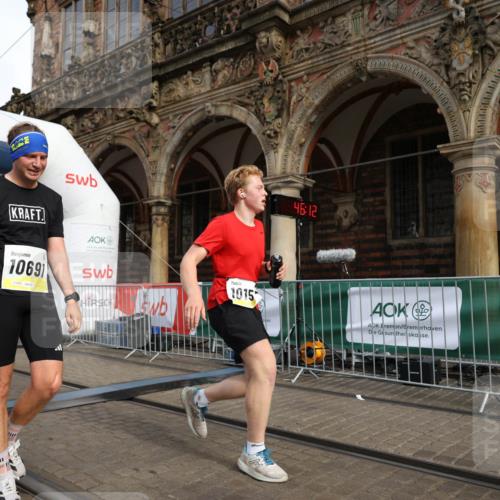 05.10.2025 - 20. swb-Marathon Bremen Yannick Fuchs http://msf.ph/oto/9244121 05.10.2025 10:42:08 Ziel 9849, 10104, 10155, 10691 meine-sportfotos.de
