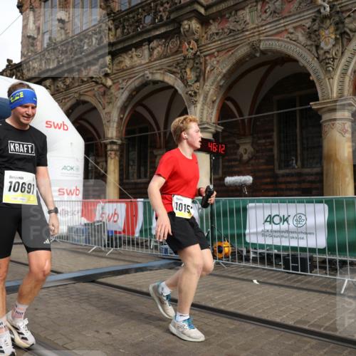 05.10.2025 - 20. swb-Marathon Bremen Yannick Fuchs http://msf.ph/oto/9244137 05.10.2025 10:42:08 Ziel 9849, 10104, 10155, 10691 meine-sportfotos.de