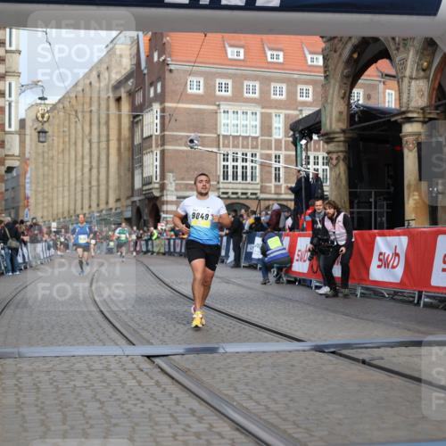 05.10.2025 - 20. swb-Marathon Bremen Yannick Fuchs http://msf.ph/oto/9244218 05.10.2025 10:42:09 Ziel 9849, 10104, 10155, 10691 meine-sportfotos.de