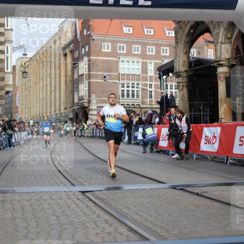 05.10.2025 - 20. swb-Marathon Bremen Yannick Fuchs http://msf.ph/oto/9244227 05.10.2025 10:42:09 Ziel 9849, 10104, 10155, 10691 meine-sportfotos.de