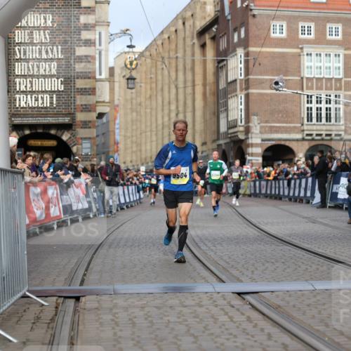 05.10.2025 - 20. swb-Marathon Bremen Yannick Fuchs http://msf.ph/oto/9244375 05.10.2025 10:42:14 Ziel 9504, 9849 meine-sportfotos.de