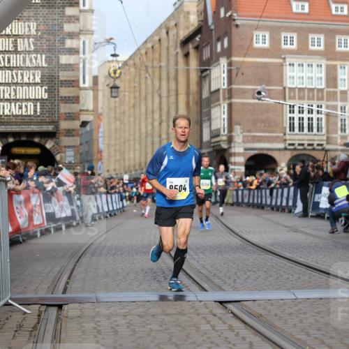 05.10.2025 - 20. swb-Marathon Bremen Yannick Fuchs http://msf.ph/oto/9244417 05.10.2025 10:42:15 Ziel 9364, 9504, 9849 meine-sportfotos.de