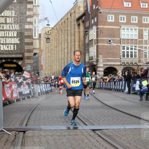 05.10.2025 - 20. swb-Marathon Bremen Yannick Fuchs http://msf.ph/oto/9244428 05.10.2025 10:42:15 Ziel 9364, 9504, 9849 meine-sportfotos.de