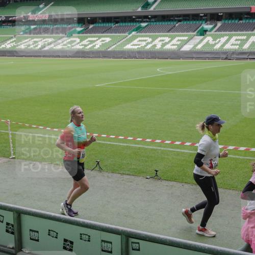 05.10.2025 - 20. swb-Marathon Bremen Michael Burmester http://msf.ph/oto/9244454 05.10.2025 10:36:38 Laufen im Stadion 7123, 7777, 7908, 8585, 9005, 9173, 9174, 9215, 9271, 9272, 9278, 9294, 9327, 9346, 9349, 9370, 9371, 9378, 9389, 9443, 9450, 9454, 9462, 9473, 9568, 9593, 9604, 9608, 9611, 9613, 9635, 9655, 9673, 9686, 9692, 9747, 9812, 9827, 9880, 9913, 9977, 9991, 10004, 10026, 10030, 10071, 10093, 10143, 10182, 10209, 10217, 10219, 10293, 10311, 10324, 10357, 10367, 10391, 10406, 10492, 10558, 10560, 10588, 10656, 10679, 10762, 10809, 10901, 7177, 9231, 9330 meine-sportfotos.de