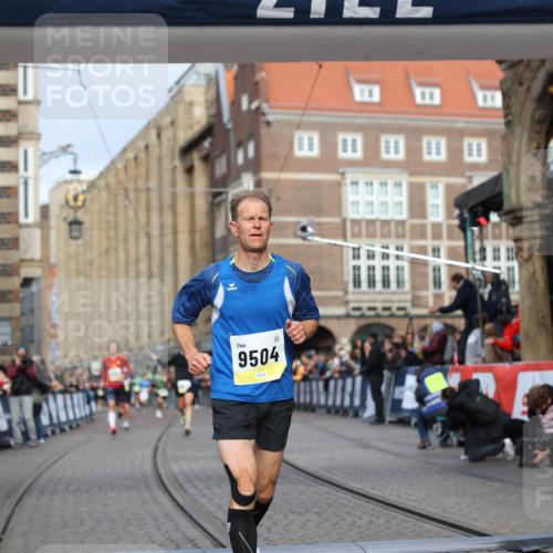 05.10.2025 - 20. swb-Marathon Bremen Yannick Fuchs http://msf.ph/oto/9244465 05.10.2025 10:42:16 Ziel 9364, 9504, 9849 meine-sportfotos.de