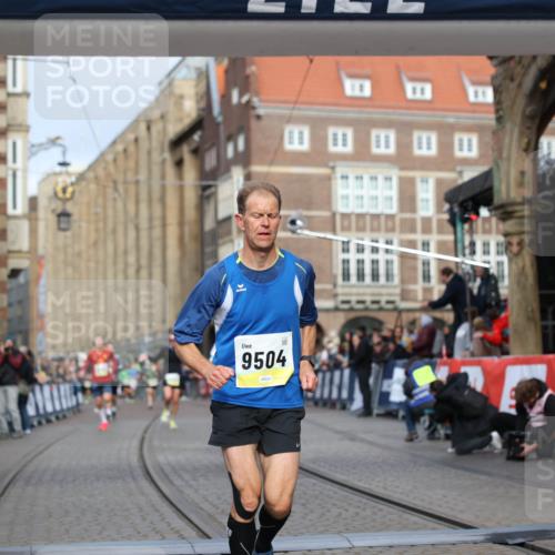 05.10.2025 - 20. swb-Marathon Bremen Yannick Fuchs http://msf.ph/oto/9244494 05.10.2025 10:42:16 Ziel 9364, 9504, 9849 meine-sportfotos.de