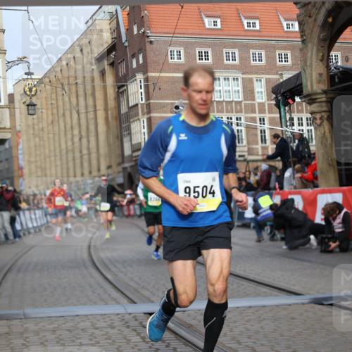 05.10.2025 - 20. swb-Marathon Bremen Yannick Fuchs http://msf.ph/oto/9244511 05.10.2025 10:42:16 Ziel 9364, 9504, 9849 meine-sportfotos.de