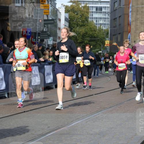 05.10.2025 - 20. swb-Marathon Bremen Strokosch-Dieckow http://msf.ph/oto/9244571 05.10.2025 10:58:04 Ziel 9330, 9576, 9582, 9634, 9872, 10127, 10377, 10395, 10398, 10459, 10620, 10793, 11058, 11601, 11608 meine-sportfotos.de