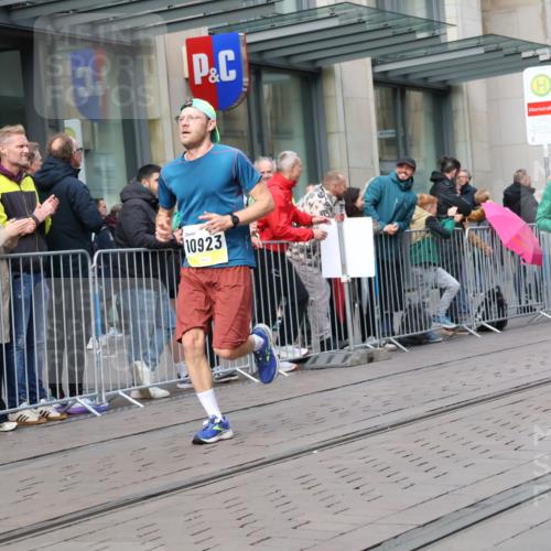 05.10.2025 - 20. swb-Marathon Bremen Strokosch-Dieckow http://msf.ph/oto/9244584 05.10.2025 10:50:03 Ziel 8866, 9267, 9299, 9337, 9579, 9645, 9689, 9740, 9986, 10022, 10066, 10199, 10251, 10356, 10400, 10443, 10537, 10638, 10923, 11022, 11239, 11241, 11254, 11298, 11344, 11460, 11466, 11531, 11660, 11740, 8866, 9267, 9299, 9337, 9579, 9645, 9689, 9740, 9986, 10022, 10066, 10199, 10251, 10356, 10400, 10443, 10537, 10638, 10923, 11022, 11239, 11241, 11254, 11298, 11344, 11460, 11466, 11531, 11660, 11740 meine-sportfotos.de