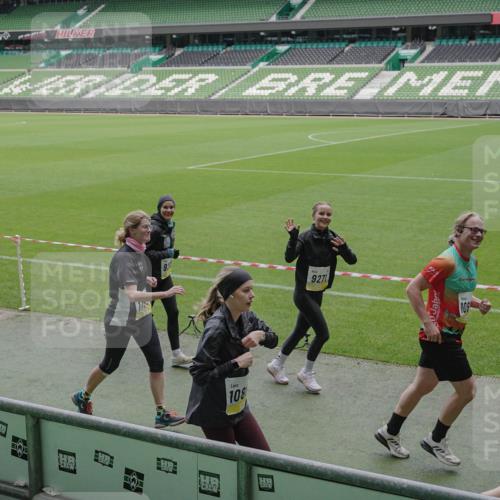 05.10.2025 - 20. swb-Marathon Bremen Michael Burmester http://msf.ph/oto/9244722 05.10.2025 10:36:49 Laufen im Stadion 7123, 7777, 7908, 8585, 9005, 9177, 9208, 9215, 9246, 9271, 9272, 9294, 9305, 9346, 9349, 9363, 9370, 9371, 9443, 9454, 9473, 9531, 9568, 9593, 9604, 9608, 9611, 9613, 9635, 9655, 9673, 9686, 9692, 9747, 9802, 9812, 9827, 9839, 9913, 9991, 10004, 10026, 10030, 10071, 10093, 10209, 10217, 10219, 10290, 10291, 10311, 10324, 10357, 10391, 10406, 10489, 10492, 10518, 10558, 10560, 10562, 10571, 10588, 10615, 10656, 10679, 10762, 10771, 10809, 10821, 10901, 7177 meine-sportfotos.de