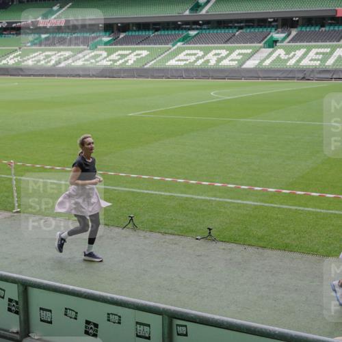 05.10.2025 - 20. swb-Marathon Bremen Michael Burmester http://msf.ph/oto/9244943 05.10.2025 10:36:56 Laufen im Stadion 7123, 7777, 9177, 9208, 9215, 9246, 9271, 9272, 9294, 9305, 9346, 9349, 9363, 9381, 9443, 9473, 9531, 9568, 9593, 9603, 9604, 9608, 9611, 9613, 9635, 9655, 9673, 9692, 9747, 9802, 9812, 9827, 9839, 9841, 9913, 9991, 10004, 10026, 10030, 10067, 10071, 10093, 10209, 10217, 10219, 10290, 10291, 10324, 10345, 10357, 10406, 10489, 10492, 10518, 10558, 10560, 10562, 10571, 10588, 10615, 10656, 10679, 10762, 10771, 10809, 10821, 10901, 11184, 11251, 7908, 8585, 9346 meine-sportfotos.de