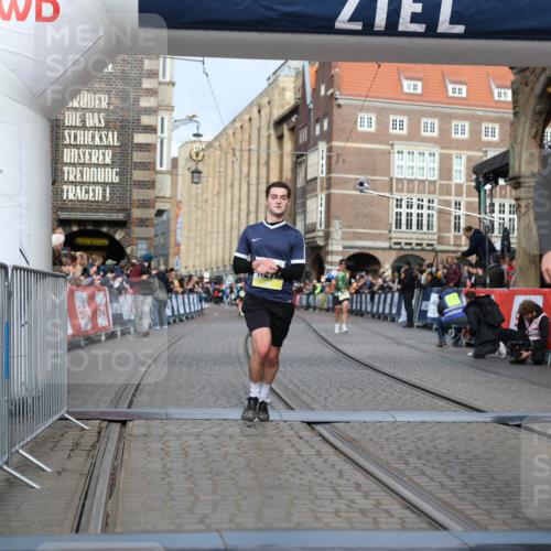 05.10.2025 - 20. swb-Marathon Bremen Yannick Fuchs http://msf.ph/oto/9245063 05.10.2025 10:42:22 Ziel 8187, 9364, 9504, 10838, 11217, 11422 meine-sportfotos.de