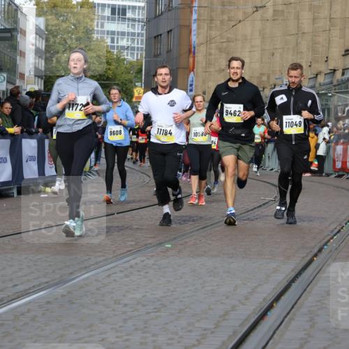05.10.2025 - 20. swb-Marathon Bremen Strokosch-Dieckow http://msf.ph/oto/9245144 05.10.2025 10:58:19 Ziel 7077, 9174, 9462, 9608, 10084, 10368, 10586, 10786, 11049, 11181, 11184, 11495, 11591, 11724 meine-sportfotos.de