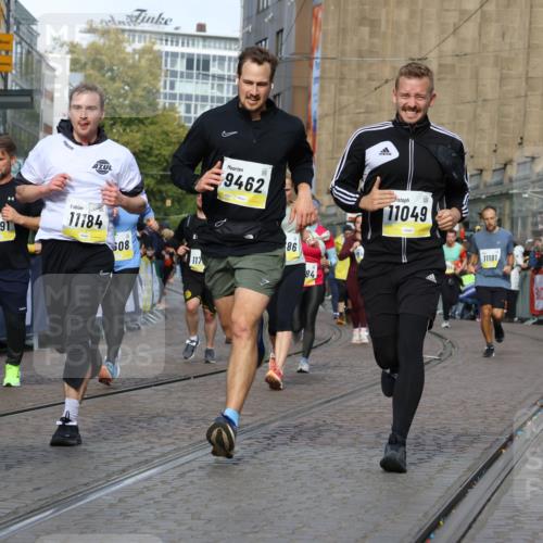 05.10.2025 - 20. swb-Marathon Bremen Strokosch-Dieckow http://msf.ph/oto/9245227 05.10.2025 10:58:20 Ziel 7077, 9174, 9433, 9462, 9608, 10084, 10368, 10586, 10786, 11049, 11181, 11184, 11291, 11495, 11591, 11700, 11724 meine-sportfotos.de