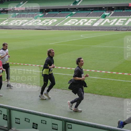 05.10.2025 - 20. swb-Marathon Bremen Michael Burmester http://msf.ph/oto/9245393 05.10.2025 10:37:17 Laufen im Stadion 7776, 7777, 9177, 9208, 9246, 9271, 9272, 9294, 9305, 9360, 9363, 9381, 9473, 9531, 9532, 9600, 9603, 9604, 9655, 9673, 9692, 9802, 9812, 9827, 9839, 9841, 9913, 9979, 10004, 10026, 10030, 10067, 10071, 10093, 10158, 10209, 10217, 10265, 10271, 10290, 10291, 10345, 10370, 10477, 10489, 10492, 10508, 10518, 10562, 10571, 10588, 10615, 10656, 10679, 10762, 10771, 10777, 10809, 10821, 10837, 10872, 10876, 10995, 11124, 11184, 11223, 11251, 11415, 9215 meine-sportfotos.de