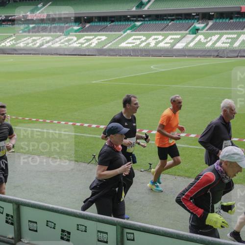 05.10.2025 - 20. swb-Marathon Bremen Michael Burmester http://msf.ph/oto/9245483 05.10.2025 10:37:19 Laufen im Stadion 7776, 7777, 9177, 9208, 9246, 9271, 9272, 9294, 9305, 9360, 9363, 9381, 9473, 9531, 9532, 9600, 9603, 9604, 9655, 9673, 9692, 9802, 9812, 9839, 9841, 9913, 9979, 10004, 10026, 10030, 10067, 10071, 10093, 10158, 10209, 10217, 10265, 10271, 10290, 10291, 10345, 10370, 10477, 10489, 10492, 10508, 10518, 10562, 10571, 10588, 10615, 10656, 10679, 10762, 10771, 10777, 10809, 10821, 10837, 10872, 10876, 10995, 11124, 11184, 11223, 11251, 11415, 9215 meine-sportfotos.de