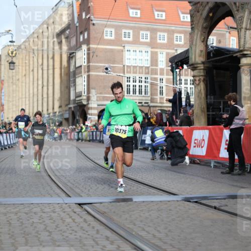 05.10.2025 - 20. swb-Marathon Bremen Yannick Fuchs http://msf.ph/oto/9245580 05.10.2025 10:42:28 Ziel 9700, 9775, 10375, 11217, 11230, 11422 meine-sportfotos.de