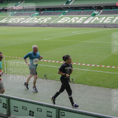 05.10.2025 - 20. swb-Marathon Bremen Michael Burmester http://msf.ph/oto/9245582 05.10.2025 10:37:23 Laufen im Stadion 7776, 7777, 9177, 9208, 9246, 9271, 9272, 9305, 9360, 9363, 9365, 9381, 9473, 9531, 9532, 9600, 9603, 9604, 9655, 9673, 9692, 9802, 9812, 9839, 9841, 9893, 9913, 9979, 10004, 10026, 10067, 10071, 10158, 10217, 10265, 10271, 10290, 10291, 10345, 10370, 10477, 10489, 10492, 10508, 10510, 10518, 10562, 10571, 10588, 10615, 10656, 10679, 10762, 10771, 10777, 10821, 10837, 10872, 10876, 10995, 11001, 11121, 11124, 11162, 11183, 11184, 11223, 11251, 11415 meine-sportfotos.de