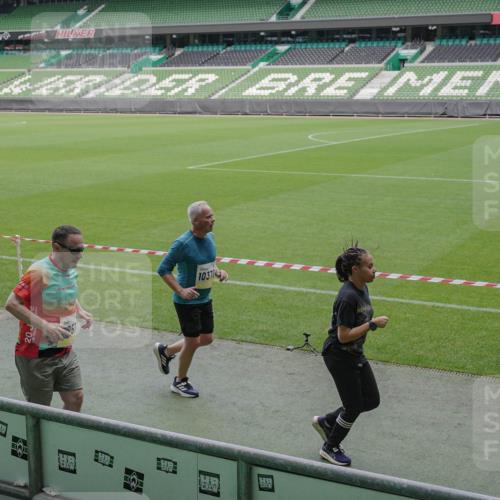 05.10.2025 - 20. swb-Marathon Bremen Michael Burmester http://msf.ph/oto/9245600 05.10.2025 10:37:23 Laufen im Stadion 7776, 7777, 9177, 9208, 9246, 9271, 9272, 9305, 9360, 9363, 9365, 9381, 9473, 9531, 9532, 9600, 9603, 9604, 9655, 9673, 9692, 9802, 9812, 9839, 9841, 9893, 9913, 9979, 10004, 10026, 10067, 10071, 10158, 10217, 10265, 10271, 10290, 10291, 10345, 10370, 10477, 10489, 10492, 10508, 10510, 10518, 10562, 10571, 10588, 10615, 10656, 10679, 10762, 10771, 10777, 10821, 10837, 10872, 10876, 10995, 11001, 11121, 11124, 11162, 11183, 11184, 11223, 11251, 11415 meine-sportfotos.de