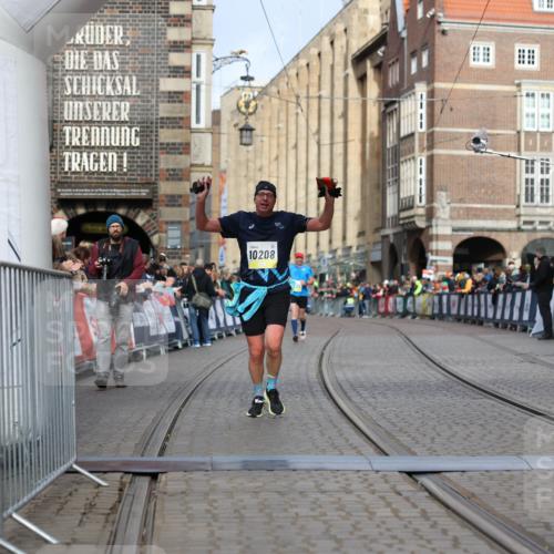 05.10.2025 - 20. swb-Marathon Bremen Yannick Fuchs http://msf.ph/oto/9245806 05.10.2025 10:42:32 Ziel 9700, 9775, 10208, 10375, 11230 meine-sportfotos.de