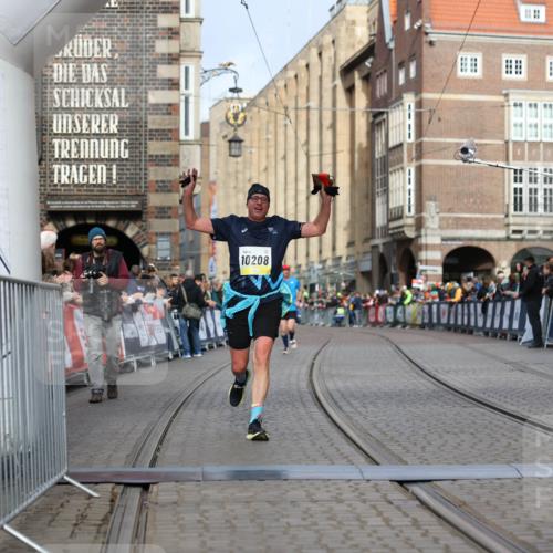 05.10.2025 - 20. swb-Marathon Bremen Yannick Fuchs http://msf.ph/oto/9245842 05.10.2025 10:42:32 Ziel 9700, 9775, 10208, 10375, 11230 meine-sportfotos.de