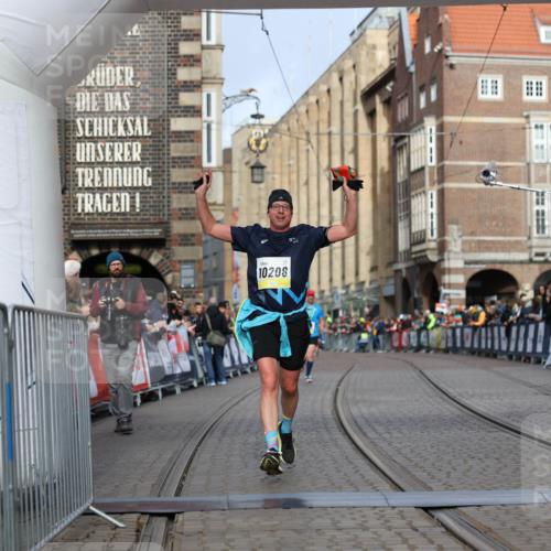 05.10.2025 - 20. swb-Marathon Bremen Yannick Fuchs http://msf.ph/oto/9245854 05.10.2025 10:42:32 Ziel 9700, 9775, 10208, 10375, 11230 meine-sportfotos.de