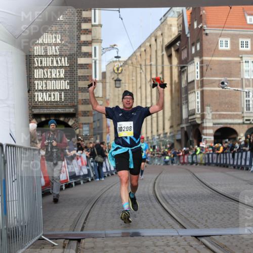 05.10.2025 - 20. swb-Marathon Bremen Yannick Fuchs http://msf.ph/oto/9245862 05.10.2025 10:42:32 Ziel 9700, 9775, 10208, 10375, 11230 meine-sportfotos.de