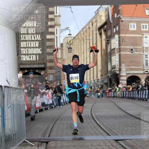 05.10.2025 - 20. swb-Marathon Bremen Yannick Fuchs http://msf.ph/oto/9245874 05.10.2025 10:42:32 Ziel 9700, 9775, 10208, 10375, 11230 meine-sportfotos.de