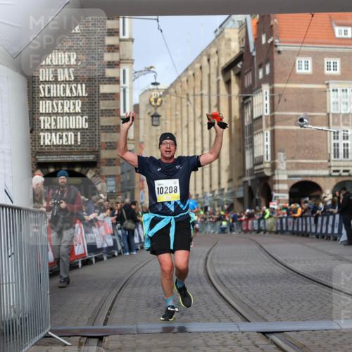 05.10.2025 - 20. swb-Marathon Bremen Yannick Fuchs http://msf.ph/oto/9245906 05.10.2025 10:42:32 Ziel 9700, 9775, 10208, 10375, 11230 meine-sportfotos.de