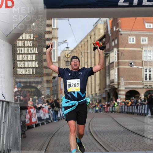 05.10.2025 - 20. swb-Marathon Bremen Yannick Fuchs http://msf.ph/oto/9245911 05.10.2025 10:42:33 Ziel 9700, 9775, 10208, 10375, 11230 meine-sportfotos.de
