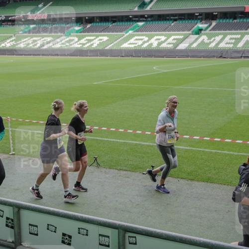 05.10.2025 - 20. swb-Marathon Bremen Michael Burmester http://msf.ph/oto/9246023 05.10.2025 10:37:47 Laufen im Stadion 7621, 7776, 9189, 9210, 9237, 9360, 9363, 9365, 9381, 9426, 9448, 9468, 9486, 9531, 9532, 9536, 9600, 9603, 9642, 9748, 9802, 9813, 9841, 9858, 9893, 9979, 10056, 10067, 10098, 10158, 10194, 10265, 10271, 10274, 10290, 10291, 10301, 10345, 10370, 10471, 10477, 10485, 10508, 10510, 10518, 10562, 10571, 10611, 10615, 10711, 10713, 10777, 10826, 10829, 10837, 10872, 10876, 10995, 11001, 11050, 11121, 11124, 11150, 11162, 11183, 11184, 11223, 11251, 11415, 9177, 9208 meine-sportfotos.de