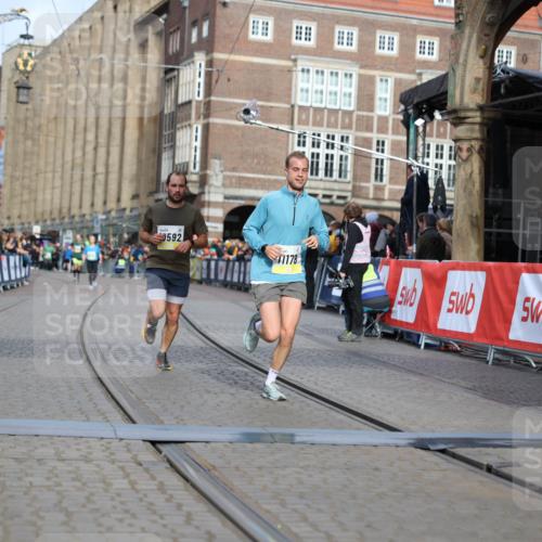 05.10.2025 - 20. swb-Marathon Bremen Yannick Fuchs http://msf.ph/oto/9246050 05.10.2025 10:42:45 Ziel 10592, 11178, 11725 meine-sportfotos.de