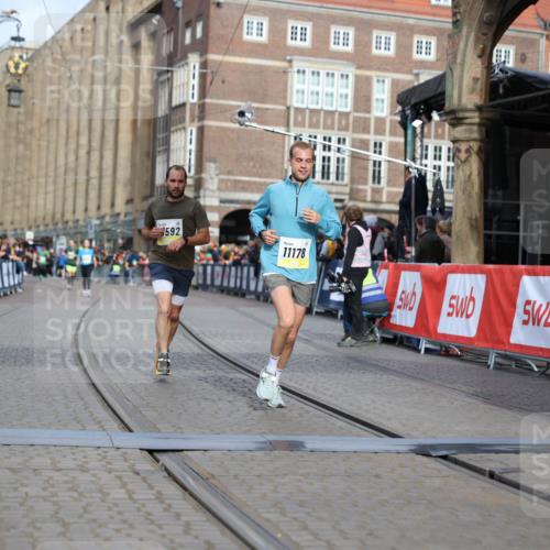 05.10.2025 - 20. swb-Marathon Bremen Yannick Fuchs http://msf.ph/oto/9246068 05.10.2025 10:42:45 Ziel 10592, 11178, 11725 meine-sportfotos.de