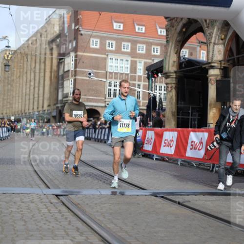 05.10.2025 - 20. swb-Marathon Bremen Yannick Fuchs http://msf.ph/oto/9246079 05.10.2025 10:42:46 Ziel 10592, 11178 meine-sportfotos.de