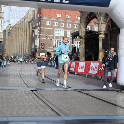 05.10.2025 - 20. swb-Marathon Bremen Yannick Fuchs http://msf.ph/oto/9246095 05.10.2025 10:42:46 Ziel 10592, 11178 meine-sportfotos.de