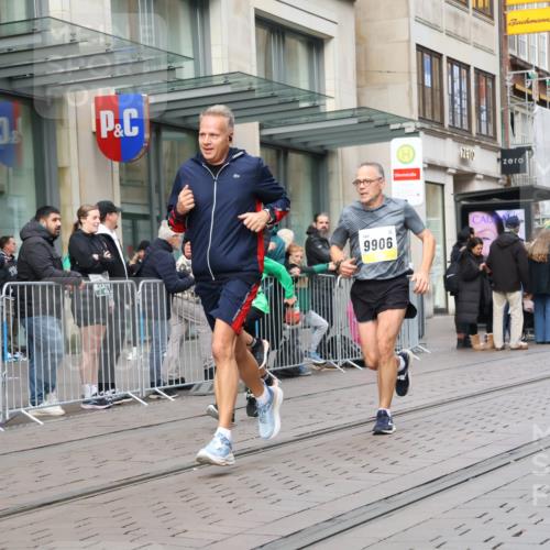 05.10.2025 - 20. swb-Marathon Bremen Strokosch-Dieckow http://msf.ph/oto/9246096 05.10.2025 10:50:57 Ziel 9256, 9287, 9894, 9906, 10206, 10215, 10222, 10321, 10376, 10432, 10556, 10669, 11177, 11279, 11573, 9256, 9287, 9894, 9906, 10206, 10215, 10222, 10321, 10376, 10432, 10556, 11177 meine-sportfotos.de